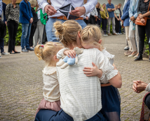 Verder in beeld | Een moeder troost haar dochters bij het afscheid van hun oma.